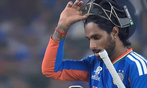 டி20 உலகக்கோப்பை: அடுத்தடுத்து விக்கெட்டுகளை இழந்து இந்திய அணி திணறல்