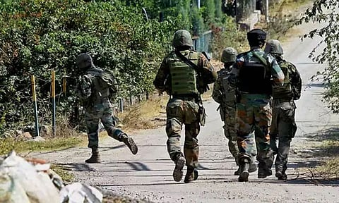 காஷ்மீர்: கிஷ்த்வார் பகுதியில் பயங்கரவாதிகளுடன் பாதுகாப்பு படை மோதல்