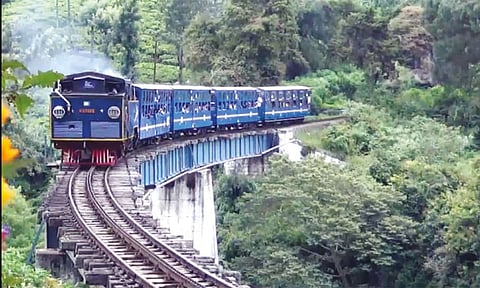 ஊட்டி மலை ரெயில் கட்டணம் உயர்வு: சுற்றுலா பயணிகள் அதிருப்தி