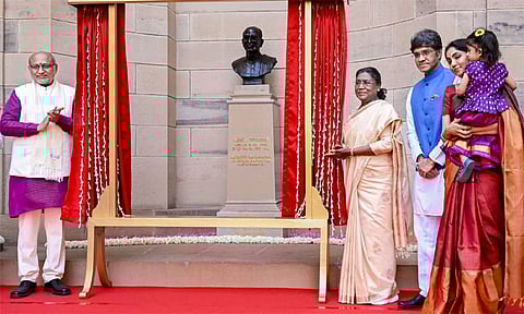 ஜனாதிபதி மாளிகையில் முதல் இந்திய கவர்னரின் சிலை - திரவுபதி முர்மு திறந்து வைத்தார்