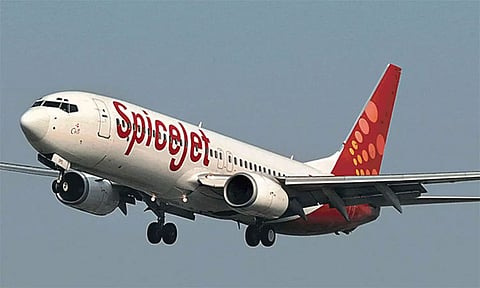 நடுவானில் என்ஜின் கோளாறு: டெல்லியில் ஸ்பைஸ்ஜெட் விமானம் அவசரமாக தரையிறக்கம்