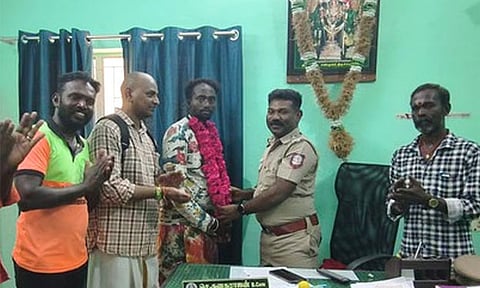 திருச்செந்தூர் கடலில் தவறவிட்ட ரூ.4லட்சம் மதிப்புள்ள தங்கச்சங்கிலியை மீட்டெடுத்த தொழிலாளிக்கு பாராட்டு