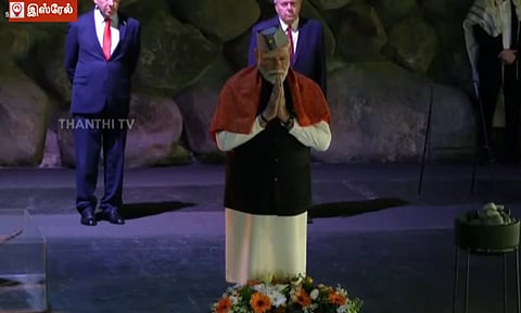 நாஜி படைகளால் கொல்லப்பட்ட யூதர்கள் நினைவிடத்தில் பிரதமர் மோடி அஞ்சலி