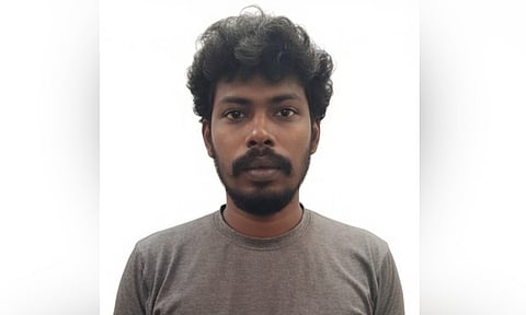 வாலிபரிடம் பணம் கேட்டு அரிவாளை காட்டி மிரட்டியவர் கைது