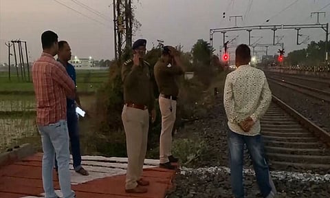 மேற்கு வங்காளம்: தண்டவாளத்தில் வெடிகுண்டு; பெரும் விபத்து தவிர்ப்பு, ரெயில் சேவை பாதிப்பு