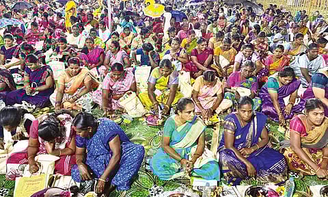 குபேர பூஜையில் பங்கேற்ற பெண்கள்