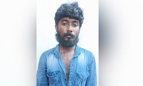 நெல்லையில் வாலிபரை அரிவாளால் தாக்கியவர் கைது