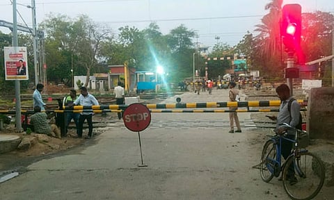 தூத்துக்குடி 1-வது ரெயில்வே கேட் திடீர் மூடல்: பொதுமக்கள் கடும் அவதி