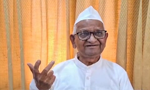 கெஜ்ரிவால் விடுதலை; கோர்ட்டு தீர்ப்பை மதித்து ஏற்றுக்கொள்ள வேண்டும் - அன்னா ஹசாரே பேட்டி