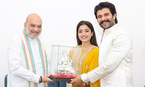 அமித்ஷாவை நேரில் சந்தித்த புதுமண தம்பதியினர்