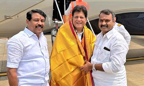 மதுரை விமான நிலையம் வந்த பியூஷ் கோயல் - நயினார் நாகேந்திரன், எல்.முருகன் வரவேற்பு