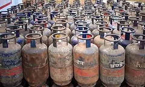 வணிக பயன்பாட்டுக்கான சிலிண்டர் விலை உயர்வு