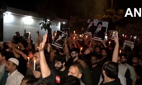 காமேனி படுகொலை; டெல்லியில் மெழுகுவர்த்தி ஏந்தி பேரணியாக சென்ற ஷியா சமூகத்தினர்