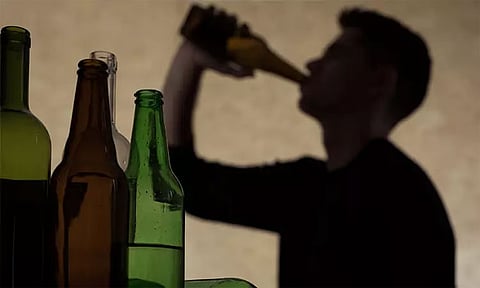 மது அருந்தும்போது மனைவி பற்றி தவறாக பேசியதால் கள்ளக்காதலியின் மண்டையை உடைத்த வாலிபர்