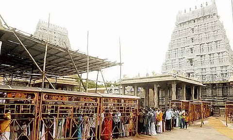 விடுமுறை தினம்: திருவண்ணாமலை அண்ணாமலையார் கோவிலில் குவிந்த பக்தர்கள்