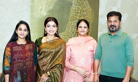 தெலங்கானா முதல்வரை சந்தித்து வாழ்த்து பெற்ற ராஷ்மிகா