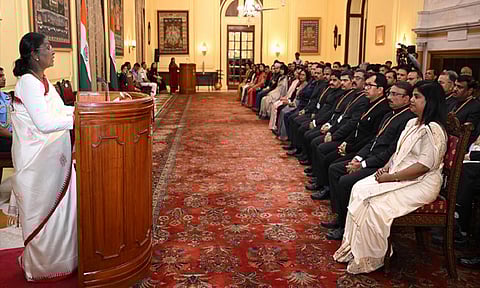 ஜனாதிபதி முர்முவுடன் ஐ.ஏ.எஸ். பயிற்சி அதிகாரிகள் சந்திப்பு