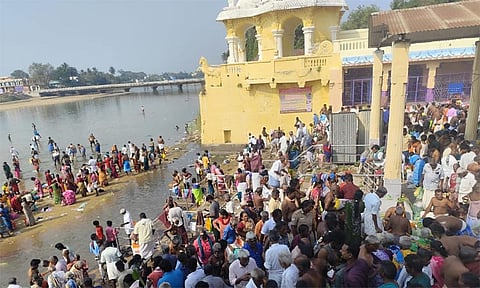 காவிரியில் புனித நீராடும் மக்கள்