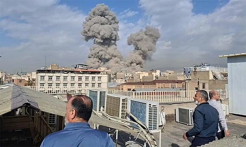 அமெரிக்கா, இஸ்ரேல் கூட்டுப் படைகள் தாக்குதல் - ஈரானில் 150 மாணவிகள் உள்பட 555 பேர் உயிரிழப்பு