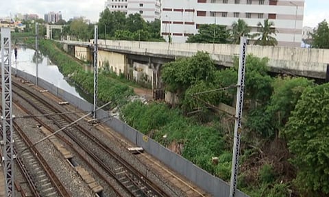 சென்னையில் தண்டவாளங்கள் அருகே பட்டம் விட்டால் கடும் நடவடிக்கை - ரெயில்வே நிர்வாகம் எச்சரிக்கை