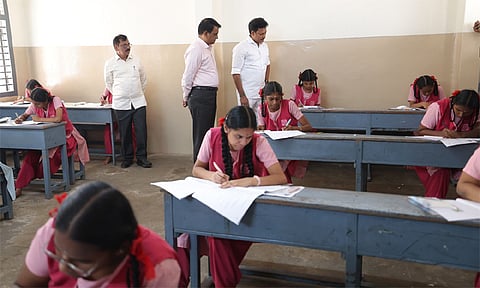 தமிழகத்தில் இன்று நடந்த பிளஸ் 2 தமிழ் பொதுத்தேர்வில் சுமார் 10 ஆயிரம் பேர் பங்கேற்கவில்லை; அதிர்ச்சி தகவல்