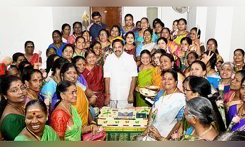 சர்வதேச மகளிர் தினம்: கேக் வெட்டி வாழ்த்து தெரிவித்த எடப்பாடி பழனிசாமி