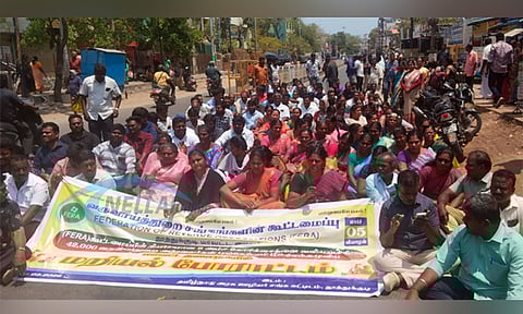 தூத்துக்குடியில் வருவாய்த்துறையினர் சாலை மறியல் போராட்டம்: 97 பேர் கைது