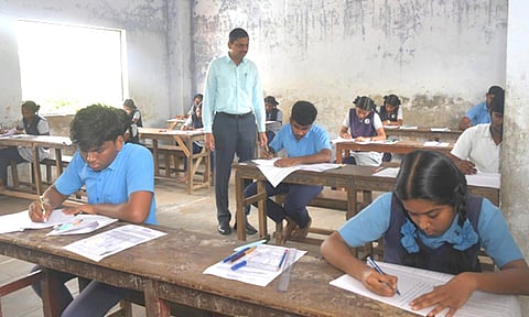 12-ம் வகுப்பு பொதுத்தேர்வு: தூத்துக்குடி கலெக்டர் நேரில் ஆய்வு