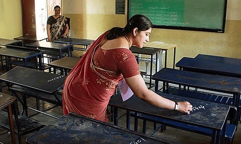 பிளஸ் 2 பொதுத்தேர்வு: ஆங்கில பாட தேர்வில் 10,069 மாணவர்கள் ஆப்சென்ட்