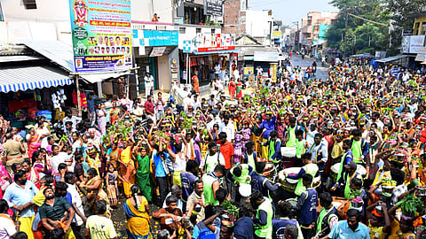 தீர்த்த குடம், அக்னி சட்டி எடுத்து ஊர்வலமாக வந்த பக்தர்கள்