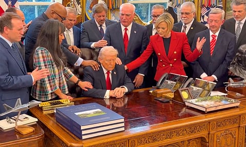 டிரம்பிற்கு பலத்தை கொடுங்கள்... வெள்ளை மாளிகையில் கடவுளிடம் பிரார்த்தனை செய்த மதபோதகர்கள்