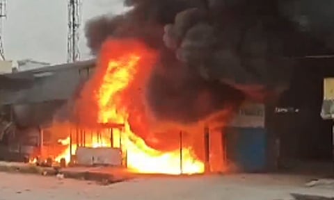 திருவள்ளூர்: பெயிண்ட் கடையில் பயங்கர தீ விபத்து