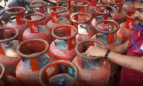 போர் பதற்றம்: இந்தியாவிடம் போதுமான அளவு "எல்.பி.ஜி. கையிருப்பு உள்ளது" - மத்திய அரசு