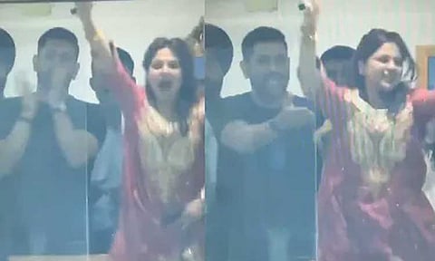 கேட்ச் என தவறாக நினைத்து கொண்டாடிய சாக்சி...தோனி சிரிப்பலை...வைரல் வீடியோ