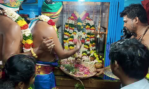 சனீஸ்வரருக்கு சிறப்பு அர்ச்சனை