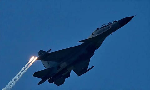 அசாம் பகுதியில் சுகோய் போர் விமானம் திடீர் மாயம்.. விமானப்படை வீரர்களின் கதி என்ன?