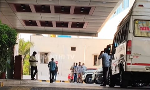 ஜெனரேட்டரில் இருந்து வெளியான கரும்புகை - தனியார் ஓட்டலில் 9 பேர் மயங்கி விழுந்ததால் பரபரப்பு