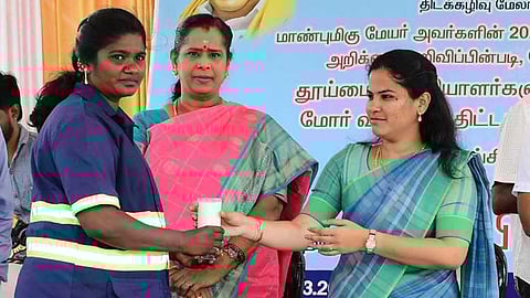 சென்னை: தூய்மைப் பணியாளர்களுக்கு மோர் வழங்கும் திட்டம் - தொடங்கி வைத்தார் மேயர் பிரியா