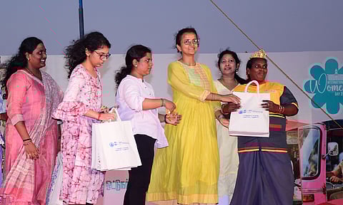 மாநகராட்சி சார்பில் மகளிர் தின விழா: தூய்மைப் பணியாளர்களுக்கு பரிசு வழங்கி கவுரவித்த கிருத்திகா உதயநிதி