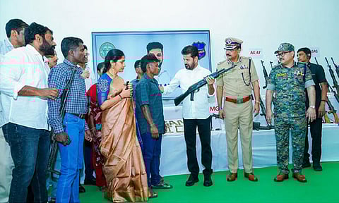 தெலுங்கானா: முதல்-மந்திரி முன் 130 மாவோயிஸ்டுகள் சரண்