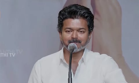 ஜெகஜால கில்லாடியும்..கோவில் யானையும்...விஜய் கூறிய குட்டிக்கதை