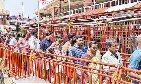 வார விடுமுறையையொட்டி பழனி முருகன் கோவிலில் குவிந்த பக்தர்கள்