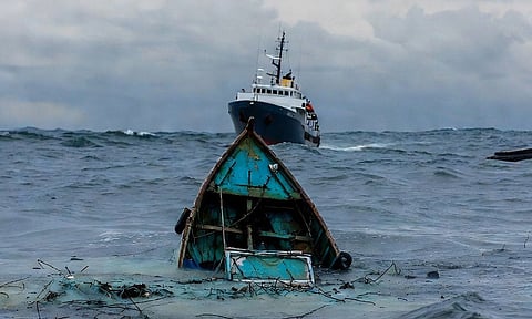 கேரளா: வெளிநாட்டு கப்பல் மீது மீன்பிடி படகு மோதி விபத்து; 2 மீனவர்கள் மாயம்
