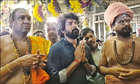 திருநள்ளாறு சனீஸ்வரர் கோவிலில் சிவகார்த்திகேயன் சாமி தரிசனம் - பக்தர்கள் 'செல்பி' எடுக்க சூழ்ந்ததால் பரபரப்பு