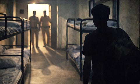 பள்ளி விடுதியில் அதிர்ச்சி - தூங்கிக் கொண்டிருந்தவர்களை கம்பியால் தாக்கிய மாணவர்…ஒருவர் பலி, 7 பேர் காயம்