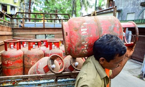 சமையல் கியாஸ் சிலிண்டர் முன்பதிவு 21-ல் இருந்து 25 நாட்களாக அதிகரிப்பு; அரசு வட்டாரம் தகவல்