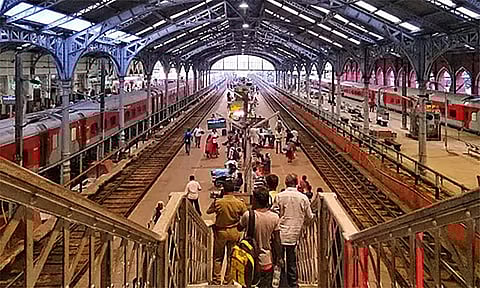 எழும்பூர் ரெயில் நிலையத்தில் அடுக்குமாடி வாகன நிறுத்தம் - தெற்கு ரெயில்வே டெண்டர் கோரியது