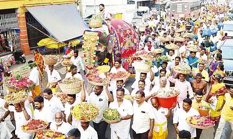 பூச்சொரிதல் விழாவிற்காக பூத்தட்டுகளை சுமந்துகொண்டு ஊர்வலமாக வந்த பக்தர்கள்