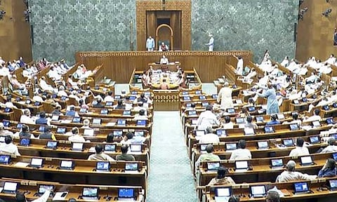 சிலிண்டர் தட்டுப்பாடு: பிரதமர் மோடி பதவி விலக எதிர்க்கட்சிகள் வலியுறுத்தல்