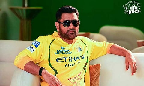 சென்னை அணியின் புதிய ஜெர்சியில் தோனி